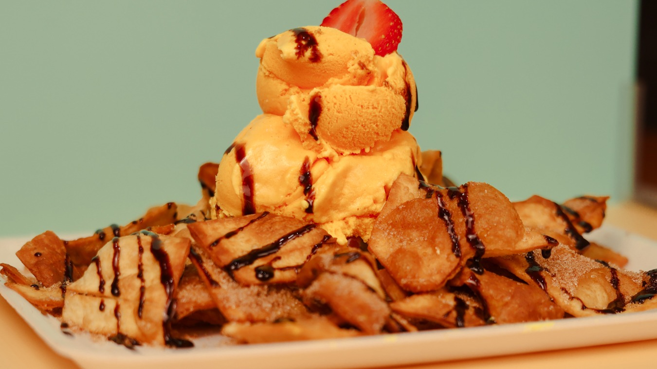 Chips de roll con nieve y chocolate.