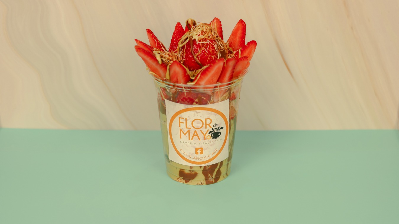 Fresas con crema de psitache, chocolate y Kataifi.