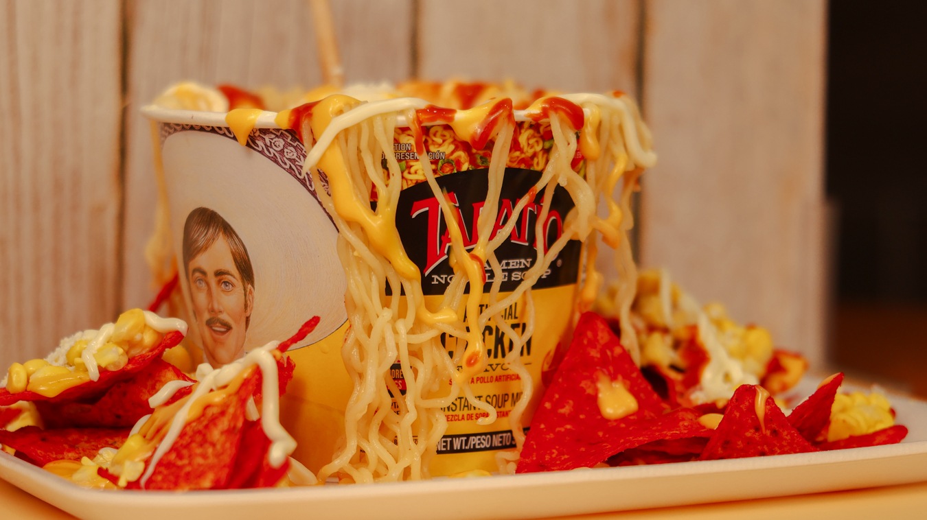 Elote, queso amarillo una bolsa de Doritos.